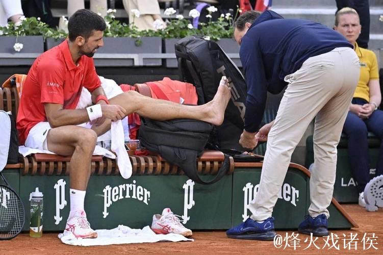 约维奇扣篮被犯规平摔落地，手肘受伤已被护臂包裹离场治疗